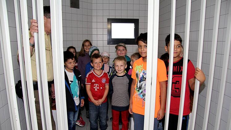 Ferienkinder bei der Herzogenauracher Polizei  Foto: Richard Sänger