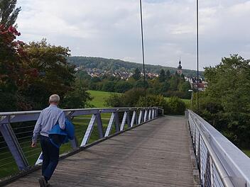 Bei einem Spaziergang  in Burk (im Hintergrund die Kirche) haben die   Stadtplaner   wichtige    Impulse für das Stadtentwicklungskonzept (Isek) gesammelt. Ekkehard Roepert