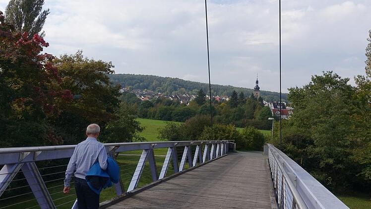 Bei einem Spaziergang  in Burk (im Hintergrund die Kirche) haben die   Stadtplaner   wichtige    Impulse für das Stadtentwicklungskonzept (Isek) gesammelt. Ekkehard Roepert