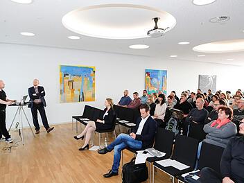 Lehrer als aufmerksame Zuhörer beim Lehrermedientag der Mediengruppe Oberfranken in Bamberg. Als Vortragende mit dabei der Teamleiter der Onlineredaktion der MGO, Johannes Görz (links) und der stellvertretende Chefredakteur Christian Holhut (daneben). KLARTEXT!-Projektleiterin Isabelle Epplé (sitzend vorne) moderierte die Veranstaltung. Foto: Matthias Hoch
