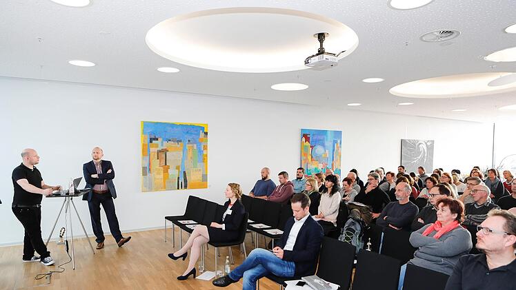 Lehrer als aufmerksame Zuhörer beim Lehrermedientag der Mediengruppe Oberfranken in Bamberg. Als Vortragende mit dabei der Teamleiter der Onlineredaktion der MGO, Johannes Görz (links) und der stellvertretende Chefredakteur Christian Holhut (daneben). KLARTEXT!-Projektleiterin Isabelle Epplé (sitzend vorne) moderierte die Veranstaltung. Foto: Matthias Hoch