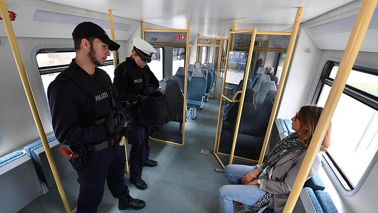 In der Falle: Die Beamten befragen die Verdächtige im Zug. Foto: Ronald Rinklef