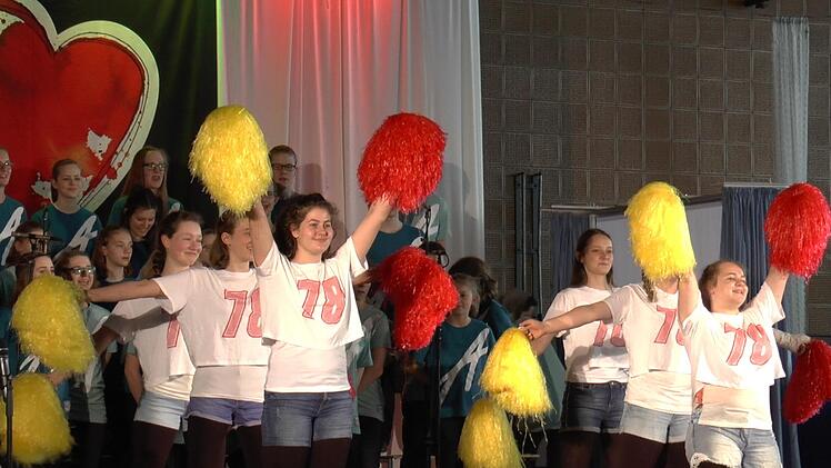 Sehr farbenfroh ging es auf der B&uuml;hne zu.Christian Licha