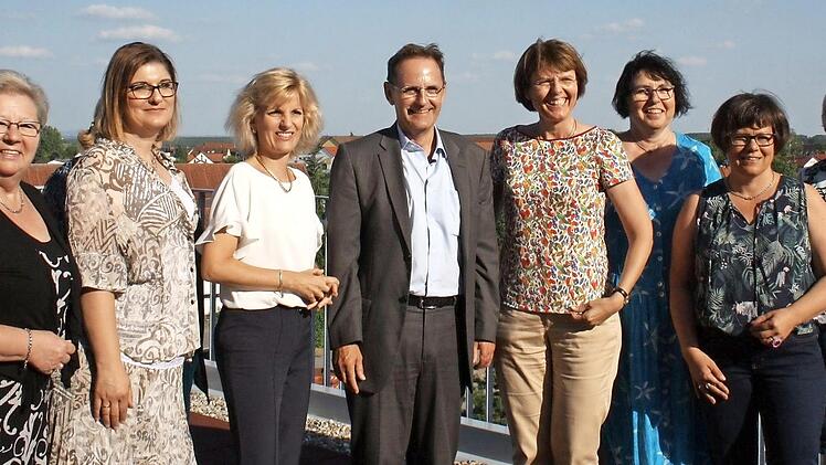 Firmenmitbegr&uuml;nder Wolfgang Ebster f&uuml;hrte die Besucherinnen durch das Unternehmen. Foto: Babette Gillmeier