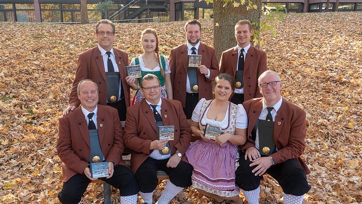 Mehrere Solisten kommen aus der Region; im Bild (hinten, von links) Holger Mück, Johanna Klett (Coburg), Reiner Spindler (Kulmbach) und Sascha Dalke (Coburg) sowie (vorne, von links) Andreas Krempel (Sonneberg), Siegmund Keim (Kronach), Theresa Böhm (Coburg) und Hubert Klug (Kronach). Foto: Karl-Heinz Hofmann