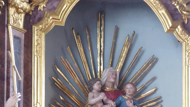 Das Herzstück des Gnadenaltars in der alten  Kirche  St. Anna in der Selbdrittdarstellung (Maria und Jesus auf den Armen) im  Strahlenkranz Foto: Heidi Amon