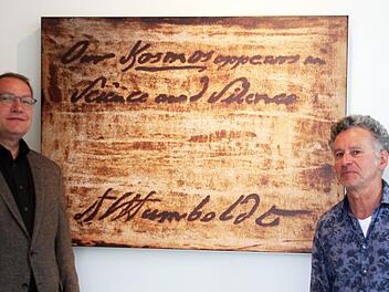 Der Künstler Benno Noll (rechts) und Direktor Carsten Ritzau zitieren Alexander von Humboldt herbei. Carolin Herrmann