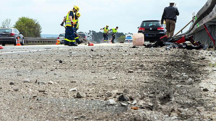 Mit der Bergung des Ferrari waren unter anderem die Polizei, ADAC und Helfer des THW beschäftigt. Foto: News5/Grundmann