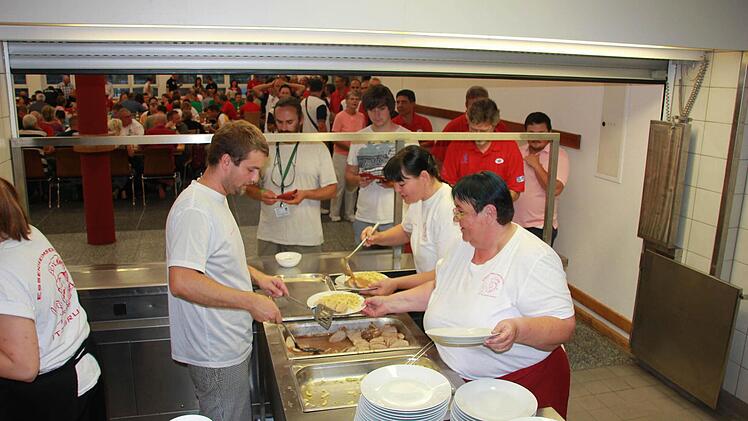 Das Team des Itzgrund-Essenservices hatte bei der Speisen-Ausgabe alle Hände voll zu tun.