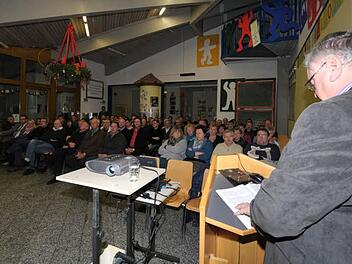 Bürgermeister Erwin Schopper (r.) freute sich über den guten Besuch der letzten Bürgerversammlung unter seiner Leitung. Foto: Roland Meister