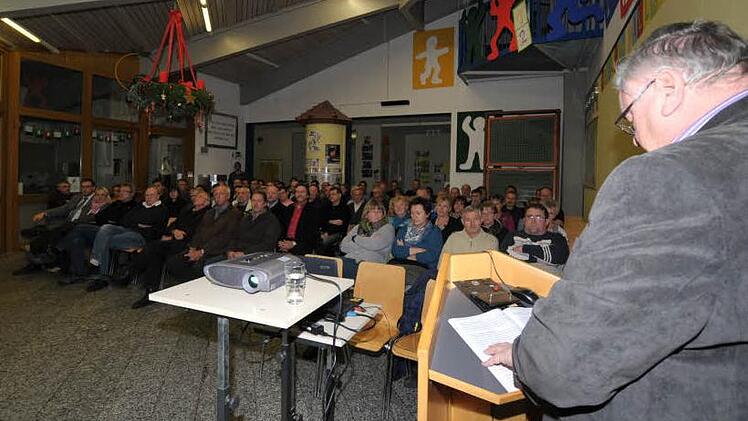 Bürgermeister Erwin Schopper (r.) freute sich über den guten Besuch der letzten Bürgerversammlung unter seiner Leitung. Foto: Roland Meister