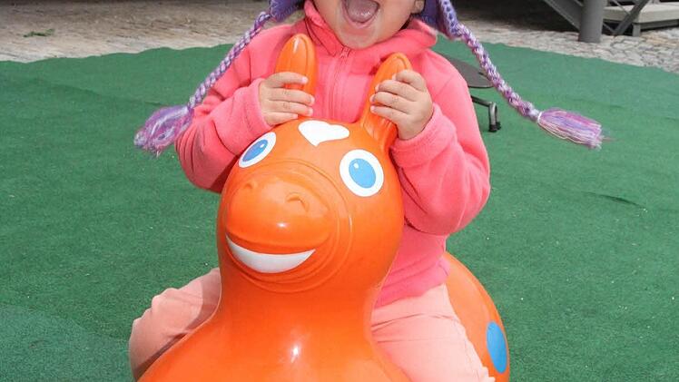 Die ganz kleinen hatten Spaß in ihrem eigenen Mini-Land - Nilay Uzel zum Beispiel fand das orange Pferd einfach prima und wollte gar nicht mehr runter. Foto: Sonja Adam