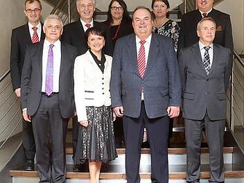 Die Jubilare der ehemaligen Sparkasse Kronach-Ludwigsstadt zusammen mit (hintere Reihe von rechts) Landrat Klaus Peter Söllner, den beiden Personalratsvorsitzenden Heidi Schmidt-Hofmann und Anja Hartmann sowie den beiden Sparkassenvorständen Klaus-Jürgen Scherr und Harry Weiß Foto: Sparkasse