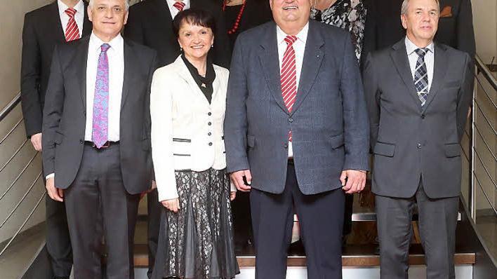 Die Jubilare der ehemaligen Sparkasse Kronach-Ludwigsstadt zusammen mit (hintere Reihe von rechts) Landrat Klaus Peter Söllner, den beiden Personalratsvorsitzenden Heidi Schmidt-Hofmann und Anja Hartmann sowie den beiden Sparkassenvorständen Klaus-Jürgen Scherr und Harry Weiß Foto: Sparkasse