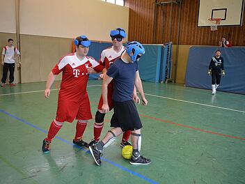 Ohne etwas zu sehen versucht Reporter Benjamin Kemmer an seinen beiden Gegenspielern vorbeizukommen - ein praktisch unmögliches Unterfangen.  Fotos: Ronald Rinklef