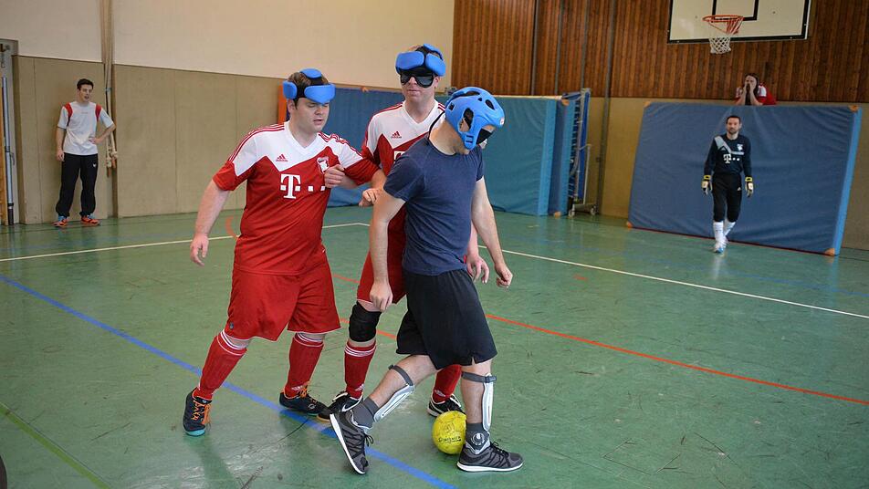 Ohne etwas zu sehen versucht Reporter Benjamin Kemmer an seinen beiden Gegenspielern vorbeizukommen - ein praktisch unmögliches Unterfangen.  Fotos: Ronald Rinklef
