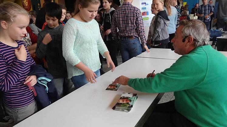 Die Autogramme des Maus-Manns Christoph Biemann waren bei den Schülern heiß begehrt. Der grüne Pullover ist übrigens die Dienstkleidung des Autors und Produzenten.