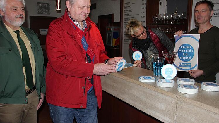 Lass Dich nicht K.O. tropfen warnen Stefan und Karin Kaiser, Helmut Will und Siegbert Weinkauf in der Bar des Tanzcenters Kaiser. Foto: Ralf Kestel
