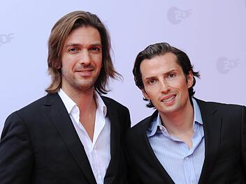 Die Produzenten Max Wiedemann (l) und Quirin Berg kommen in München (Bayern) zum ZDF-Empfang in das Restaurant H'ugo's. Foto: Tobias Hase/dpa