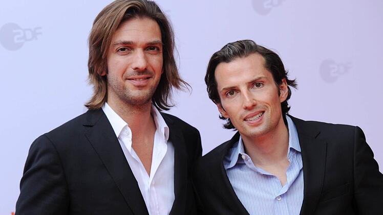 Die Produzenten Max Wiedemann (l) und Quirin Berg kommen in München (Bayern) zum ZDF-Empfang in das Restaurant H'ugo's. Foto: Tobias Hase/dpa