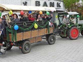 Der Posaunenchor Ahorn hat Kirchweihst&auml;ndele gespielt und dabei gesammelt. 500 Euro wurden dem Tierheim Coburg gespendet. Foto: D. Mages