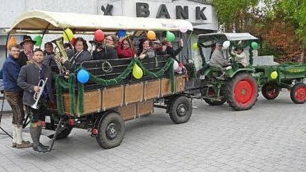 Der Posaunenchor Ahorn hat Kirchweihst&auml;ndele gespielt und dabei gesammelt. 500 Euro wurden dem Tierheim Coburg gespendet. Foto: D. Mages