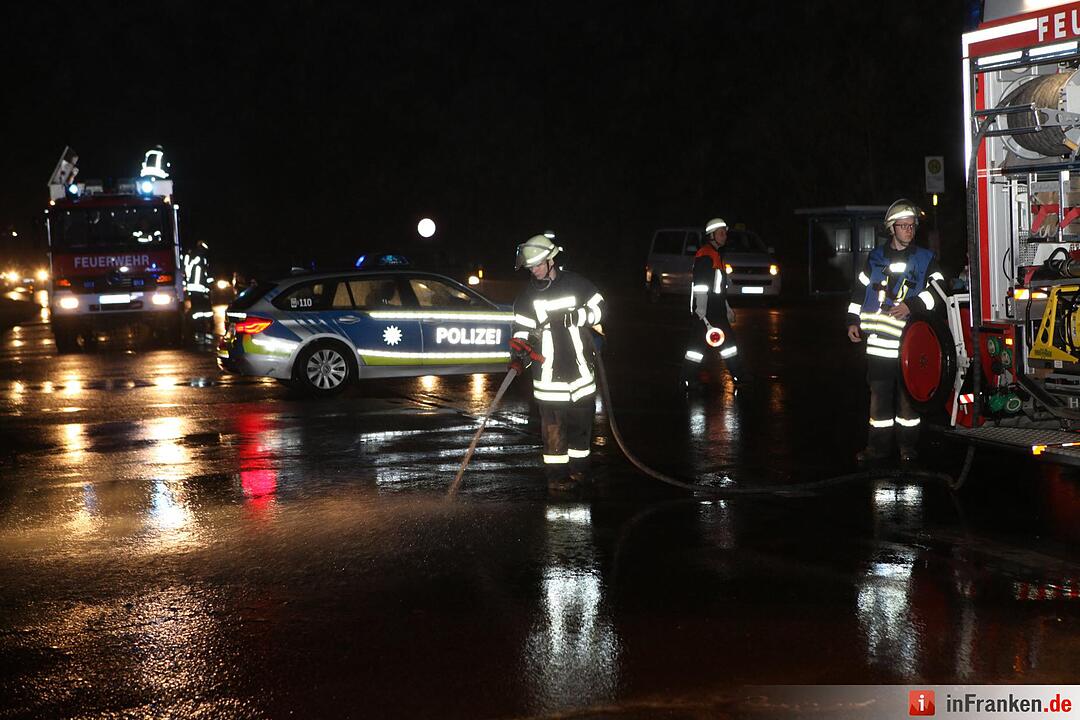 Auto erfasst Pferd und Reiterin