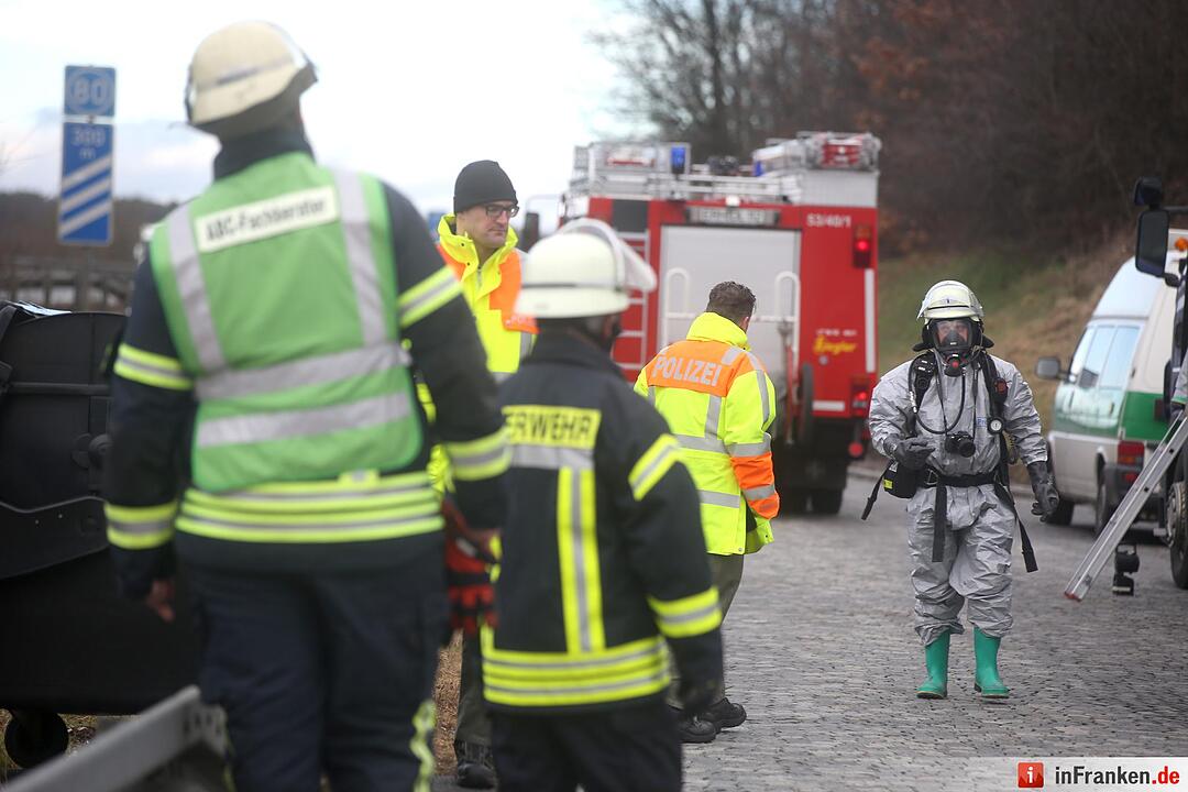 Chemie-Alarm auf der A3 - Feuerwehr sichert Gefahrgut