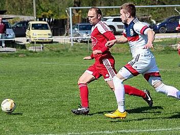 Thomas Heinlein (l., TSV Staffelstein) l&auml;uft in dieser Szene dem Rodacher Yannik Hermann den Ball ab. Foto: Hartmut Klamm