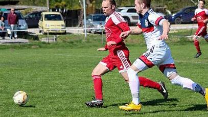 Thomas Heinlein (l., TSV Staffelstein) l&auml;uft in dieser Szene dem Rodacher Yannik Hermann den Ball ab. Foto: Hartmut Klamm