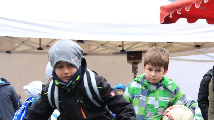 Toni Schatz kickt für Sticker an der Torwand. Foto: Andreas Hofbauer