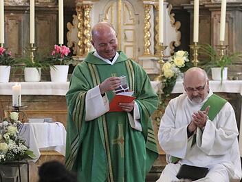 Pfarrer Mariusz Dolny wurde in der Oberbacher Kirche Mariä Himmelfahrt als neuer Leiter der katholischen Pfarreiengemeinschaft Oberer Sinngrund, Wildflecken, offiziell eingeführt. Foto Sebastian Schmitt