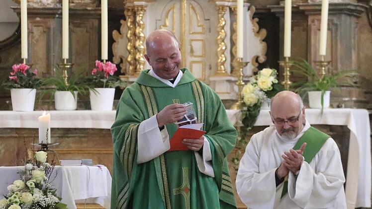 Pfarrer Mariusz Dolny wurde in der Oberbacher Kirche Mariä Himmelfahrt als neuer Leiter der katholischen Pfarreiengemeinschaft Oberer Sinngrund, Wildflecken, offiziell eingeführt. Foto Sebastian Schmitt