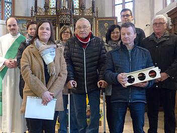 Diakon Wolfgang Dömling  freute sich über neu gewählte und langjährige Mitglieder, die nach vielen Jahren aus der Kirchenverwaltung der Pfarrgemeinde Unter- und Oberebersbach ausgeschieden, beziehungsweise  neu eingetreten waren. Von links: Diakon Wolfgang Dömling, Jutta Friedel, Patricia Machwart, Katrin Jahn, Robert Gundalach, Kirchenpflegerin Susanne Voll, Thomas Olf, Wolfgang Müller und Josef Schmit. Foto: Manfred Mellenthin