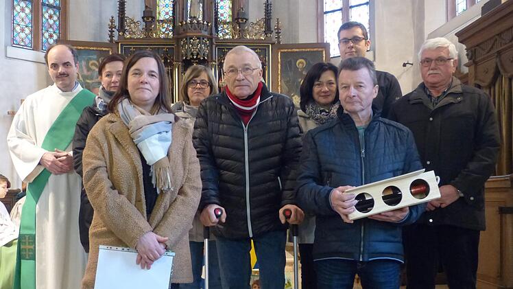 Diakon Wolfgang Dömling  freute sich über neu gewählte und langjährige Mitglieder, die nach vielen Jahren aus der Kirchenverwaltung der Pfarrgemeinde Unter- und Oberebersbach ausgeschieden, beziehungsweise  neu eingetreten waren. Von links: Diakon Wolfgang Dömling, Jutta Friedel, Patricia Machwart, Katrin Jahn, Robert Gundalach, Kirchenpflegerin Susanne Voll, Thomas Olf, Wolfgang Müller und Josef Schmit. Foto: Manfred Mellenthin