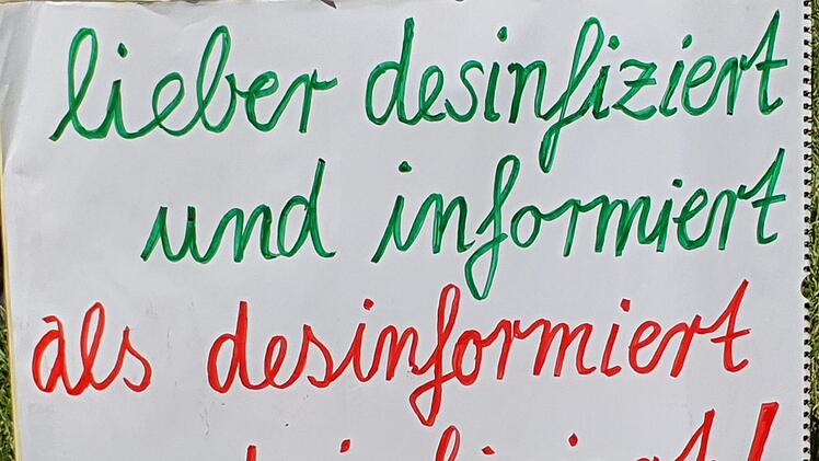 Mit Plakaten demonstrierten die Gegendemonstranten für die Maskenpflicht. Foto: Maria Löffler