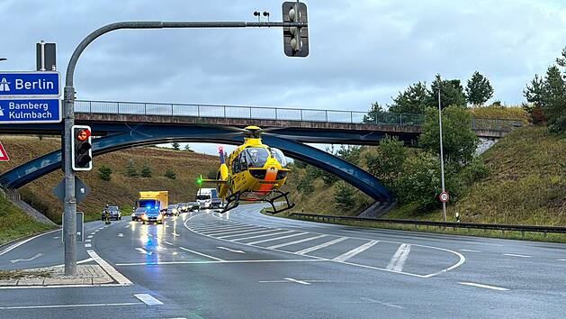 Ein Rettungshubschrauber des ADAC entfernt sich von der Einsatzstelle.