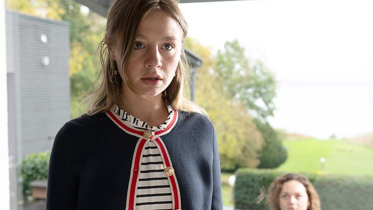 Vor zehn Jahren verschwand die Juweliertochter Emely (Flora Li Thiemann) spurlos. Nun ist sie wieder da.