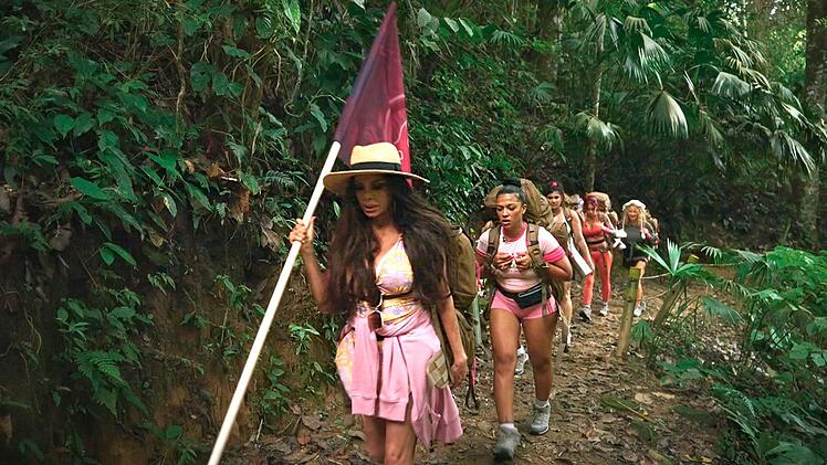 Wenig begeistert marschierte Kader Loth auf dem Weg zum ersten Spiel vorneweg.