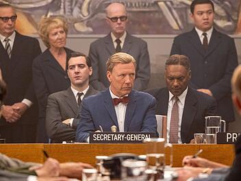 Dag Hammarskj&ouml;ld (Mikael Persbrandt, Mitte) ist als UN-Generalsekret&auml;r vor allem in den fr&uuml;hen 60er-Jahren enorm gefordert.