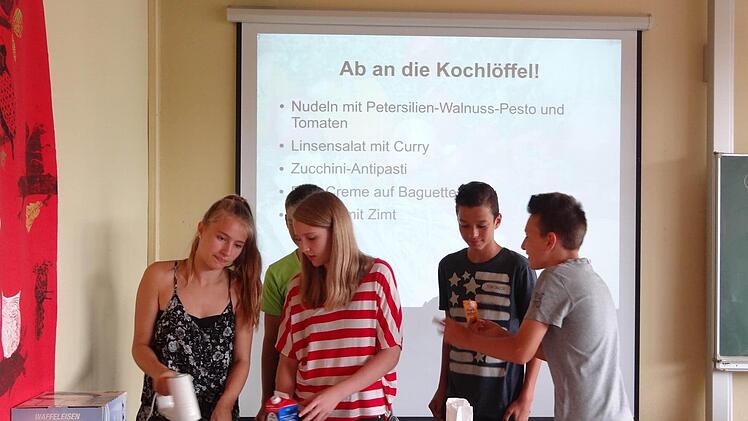 Einfache Tricks: Beim Kochen gibt es ganz einfach Dinge, die man beachten kann, um die Nachhaltigkeit der Erde zu fördern. Regionales und saisonales Obst und Gemüse essen, beispielsweise. Mit viel Kräutern zubereitet, haben die Snacks doch den meisten Schülern geschmeckt.