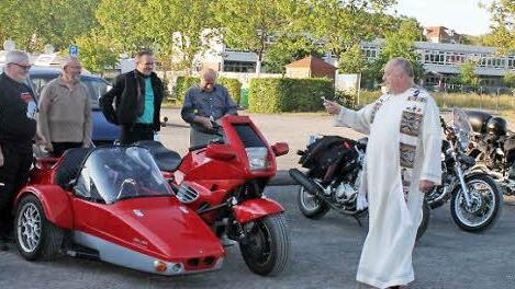 Pfarrer Rudolf Theiler segnete die Motorräder. Foto: Janina Reuter