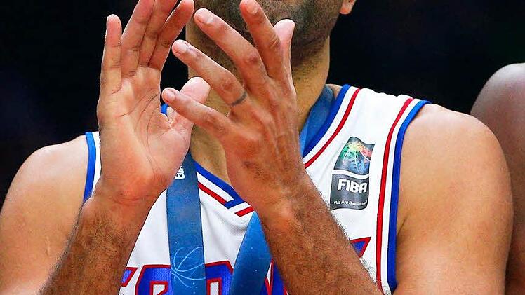 Vor zwei Jahren gab es noch Gold für Tony Parker und Frankreich. Im eigenen Land reichte diesmal es "nur" zur Bronze. "Wir werden Revanche bei den Olympischen Spielen nehmen", kündigte der Superstar an. "Ich bin bereit und werde hart arbeiten." Foto: Voan Valat