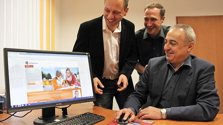 Übersichtlich und freundlich - so präsentiert sich die Gemeinde auf ihrer neuen Homepage. Darüber freuen sich (von links) Sebastian Fischer, Stefan Deuerling und Bürgermeister Hümmer.  Foto: Stephan Stöckel