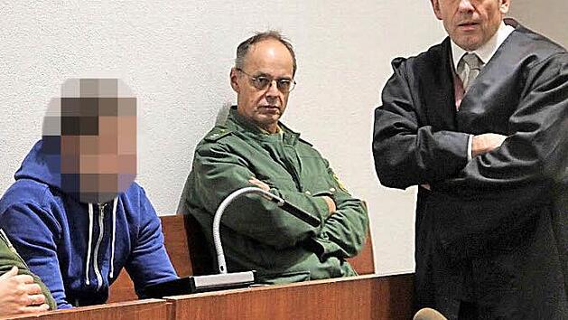 Der 22-J&auml;hrige, der zurzeit im Hochsicherheitstrakt der Forensischen Psychiatrie in Erlangen behandelt wird, wird von Polizeibeamten zum Prozess nach Hof gebracht. Rechts sein Verteidiger, der Hofer Rechtsanwalt Walter Bagnoli. Foto: Alexander Hartmann
