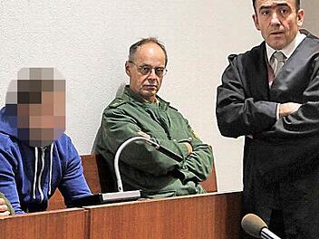 Der 22-Jährige, der zurzeit im Hochsicherheitstrakt der Forensischen Psychiatrie in Erlangen behandelt wird, wird von Polizeibeamten zum Prozess nach Hof gebracht. Rechts sein Verteidiger, der Hofer Rechtsanwalt Walter Bagnoli. Foto: Alexander Hartmann