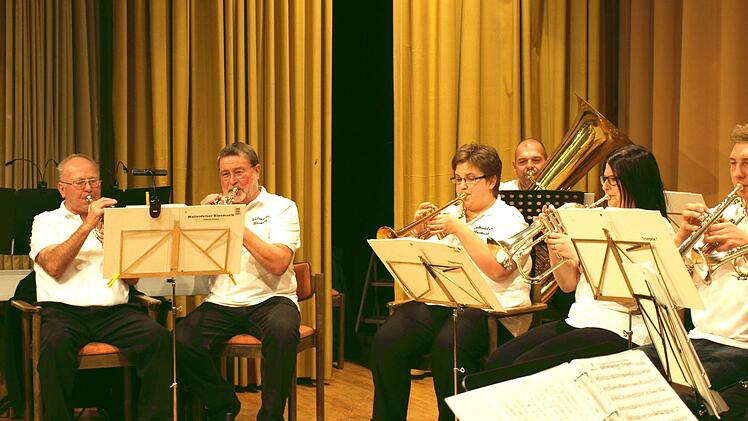 Die Wallenfelser Blasmusik eröffnete das Herbstkonzert im Kulturzentrum. Foto: Susanne Deuerling