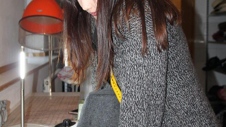 Für manche Arbeitsschritte braucht die Hutmacherin richtig Kraft. Foto: Ulrike Müller