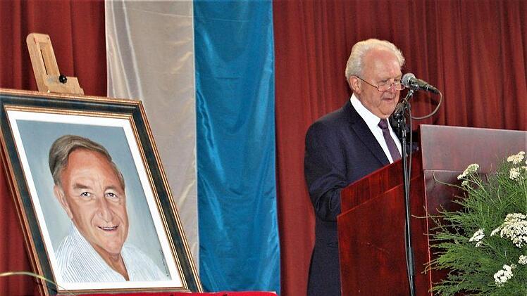 Schirmherr und Altbürgermeister Gerhard Adam lobte die menschlichen Qualitäten seines Amtsvorgängers. Foto: Sigismund von Dobschütz