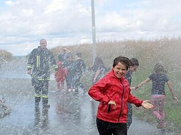 Vor 145 Jahren wurde die Pressecker Feuerwehr offiziell gegründet und vor genau einem Jahr eine Kinderfeuerwehr. Die Pressecker "Löschdrachen" haben jetzt auch mit einem kräftigen Wassernebel ihre "Feuertaufe" erhalten. Foto: Klaus Klaschka